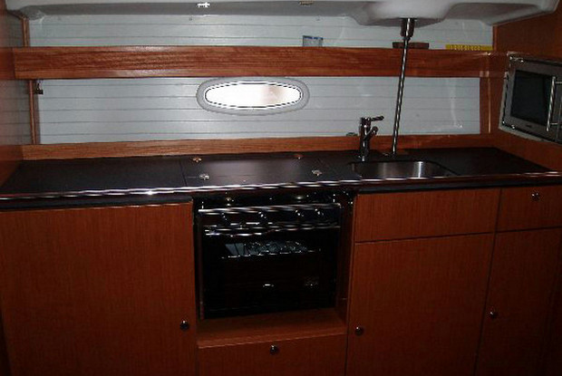 Bavaria 43 Cruiser, Kos