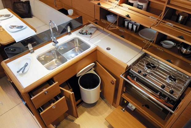 Sun Odyssey 389, Pula