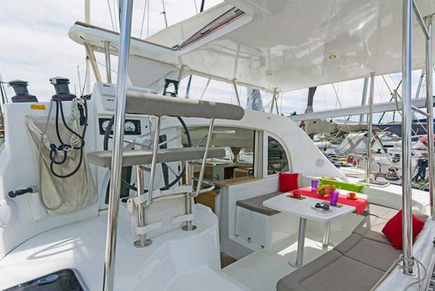 Lagoon 380 - 4 + 2 cab., Alimos