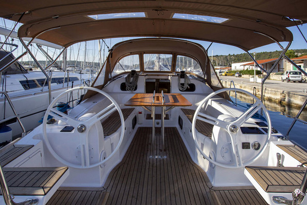 Elan Impression 40, Pula