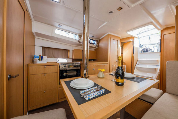 Oceanis 38.1, Trogir