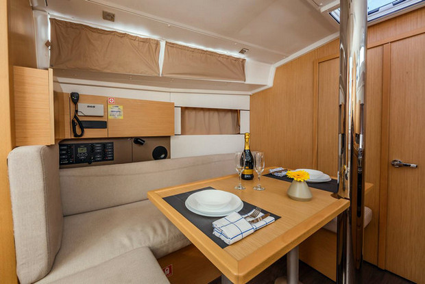 Oceanis 38.1, Trogir