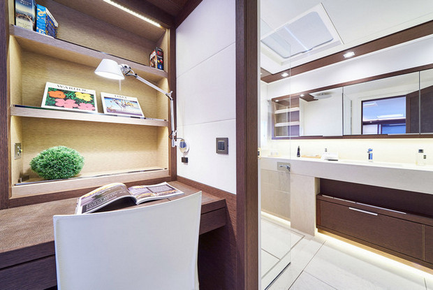 Lagoon Seventy 7, Split