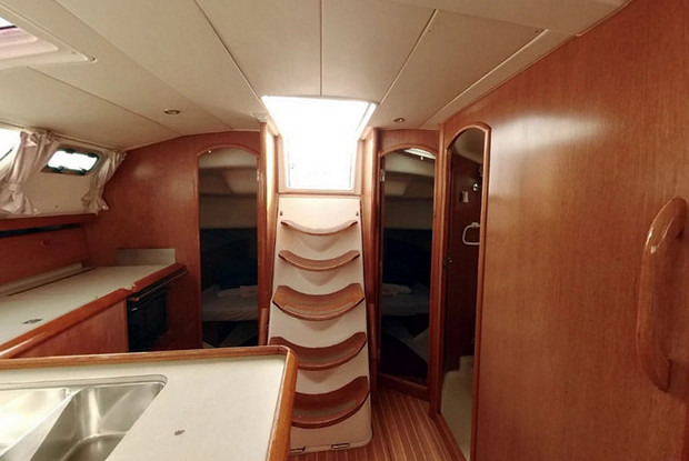 Sun Odyssey 43DS, Betina