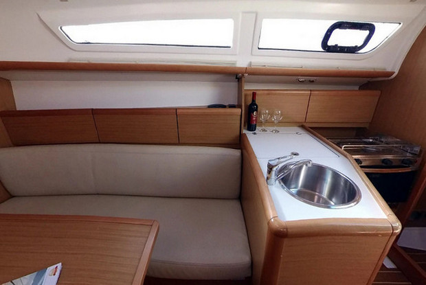 Sun Odyssey 30i, Betina