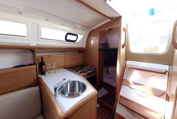 Sun Odyssey 30i, Betina