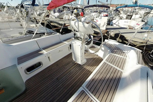 Sun Odyssey 37, Betina