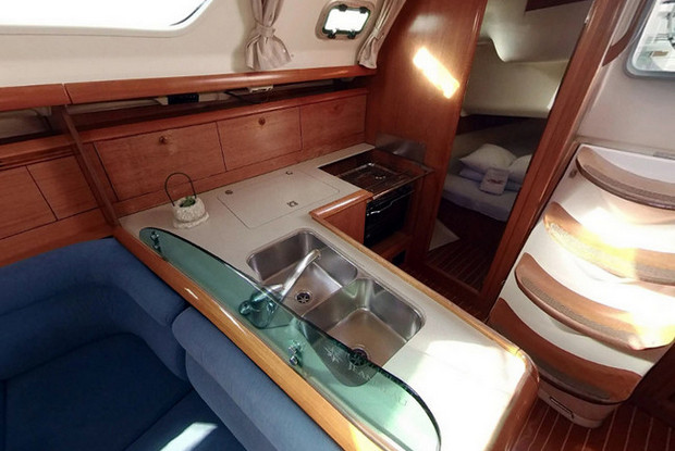 Sun Odyssey 37, Betina