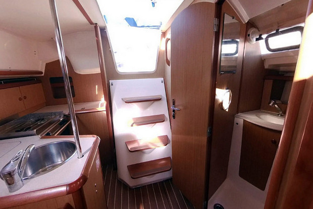 Sun Odyssey 32i, Betina