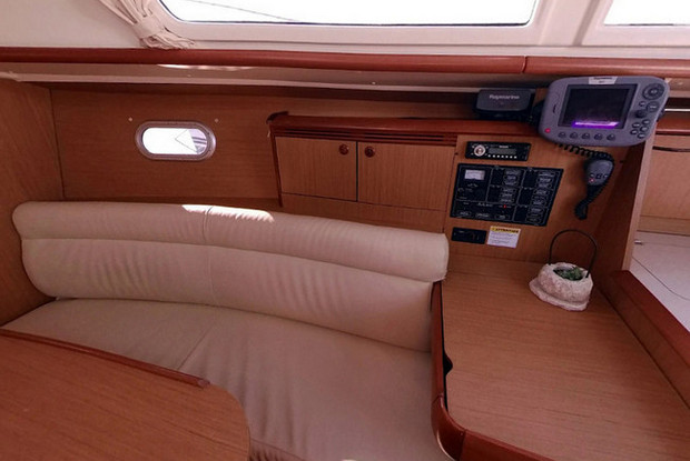 Sun Odyssey 32i, Betina