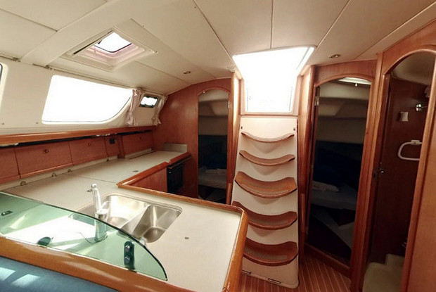 Sun Odyssey 43DS, Betina