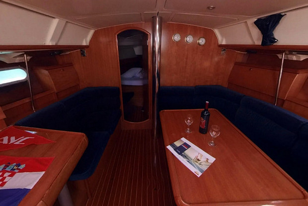 Sun Odyssey 40, Betina