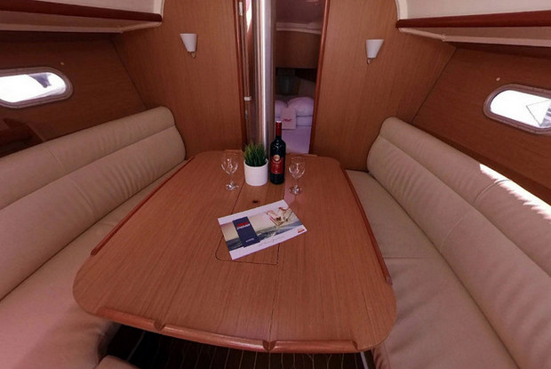 Sun Odyssey 32i, Betina