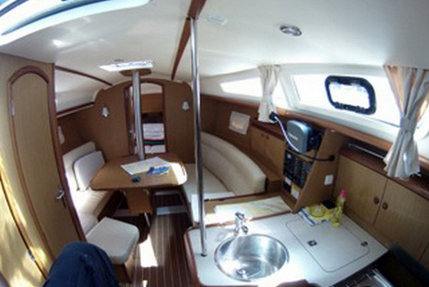 Sun Odyssey 32i, Betina