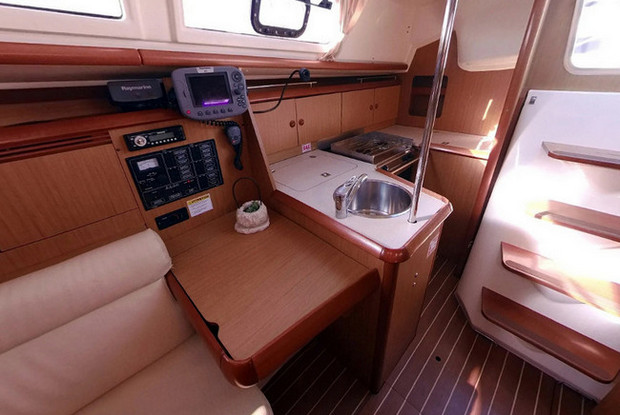 Sun Odyssey 32i, Betina