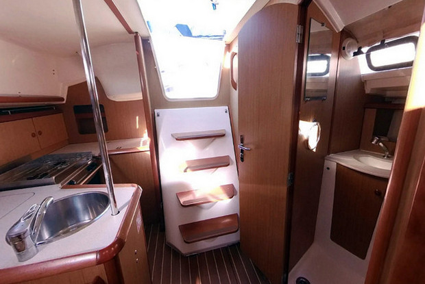 Sun Odyssey 32i, Betina