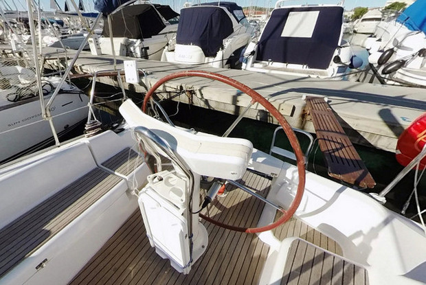 Sun Odyssey 32i, Betina