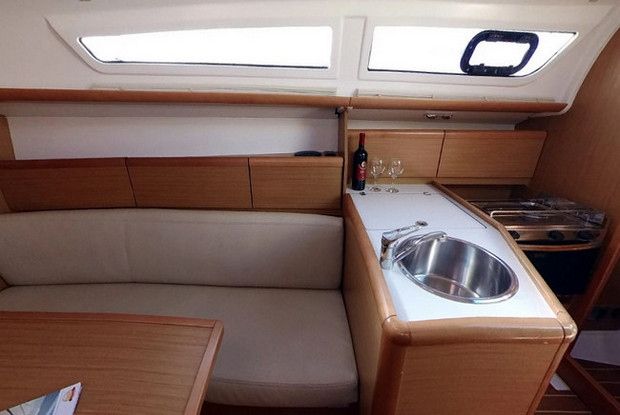 Sun Odyssey 30i, Betina