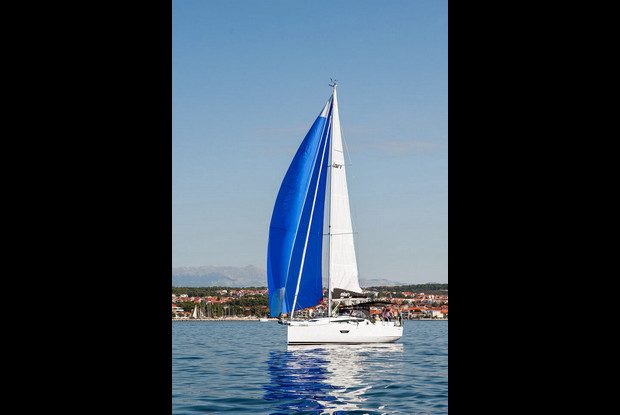 Elan E4 - 2 cab., Zadar