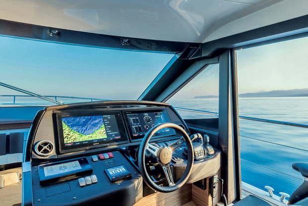 Absolute 50 Fly, Podstrana