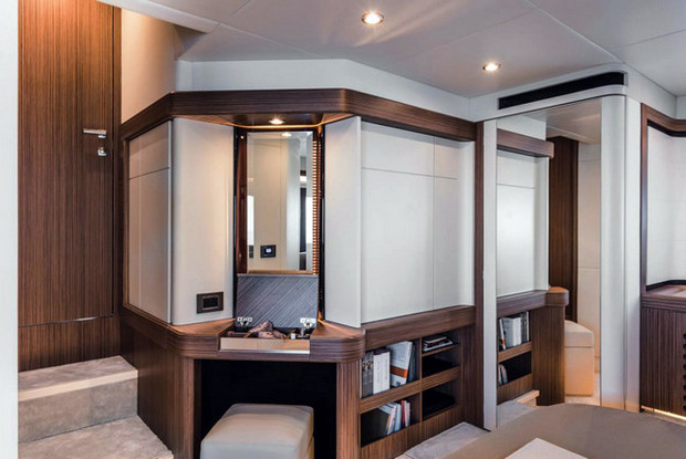 Absolute 50 Fly, Podstrana