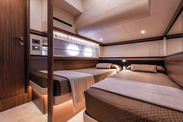 Absolute 50 Fly, Podstrana