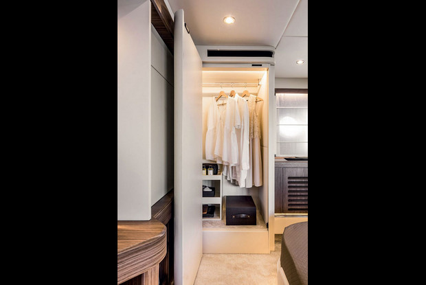 Absolute 50 Fly, Podstrana