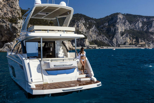 Absolute 50 Fly, Podstrana