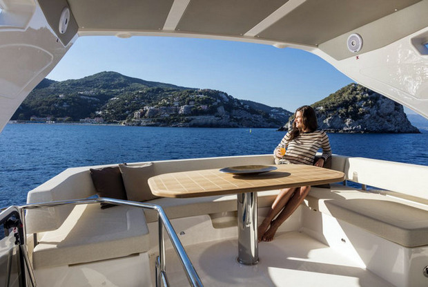 Absolute 50 Fly, Podstrana