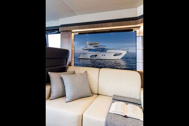 Absolute 50 Fly, Podstrana