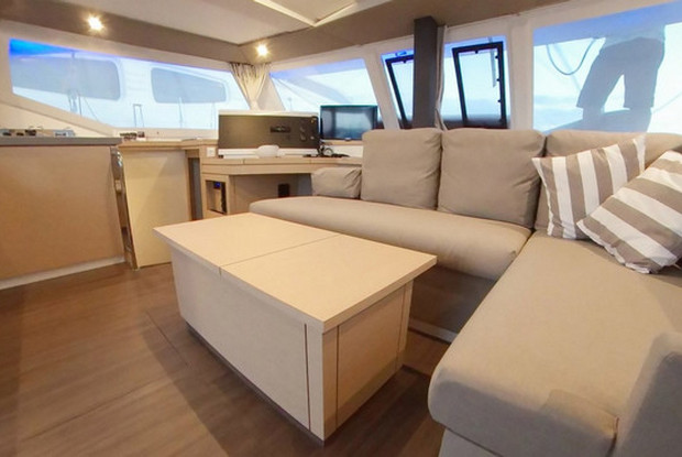 Fountaine Pajot Lucia 40 - 4 cab., Paros