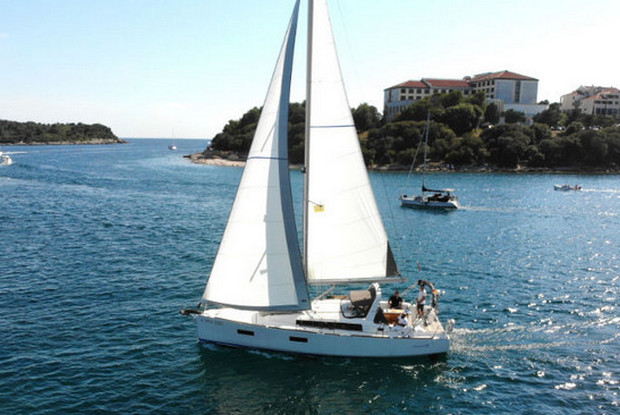 Oceanis 38 - 3 cab., Pula