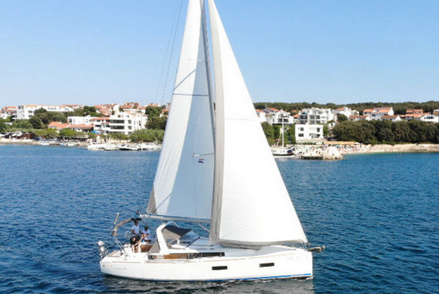Oceanis 38 - 3 cab., Pula